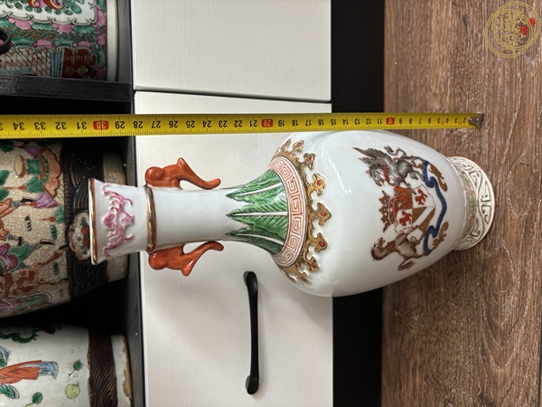 古玩陶瓷五彩徽章紋雙耳瓶真品鑒賞圖
