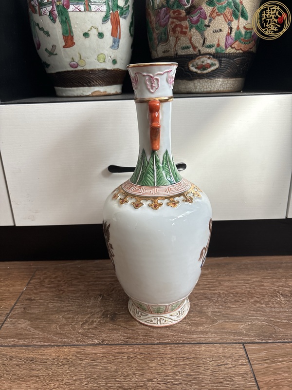 古玩陶瓷五彩徽章紋雙耳瓶真品鑒賞圖