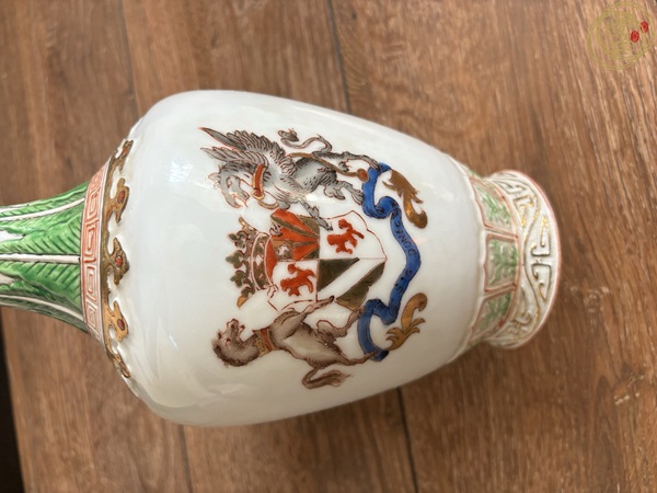 古玩陶瓷五彩徽章紋雙耳瓶真品鑒賞圖