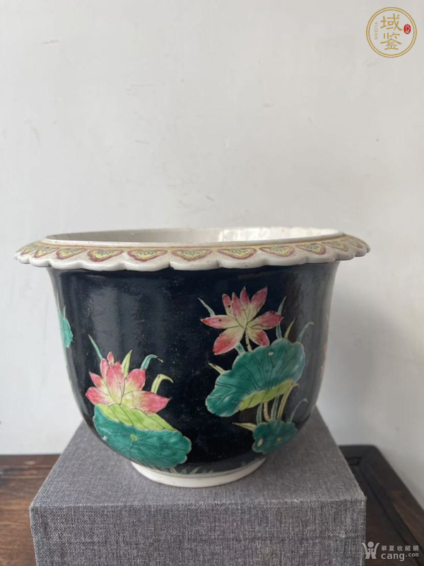 古玩陶瓷墨地蓮花紋花盆真品鑒賞圖