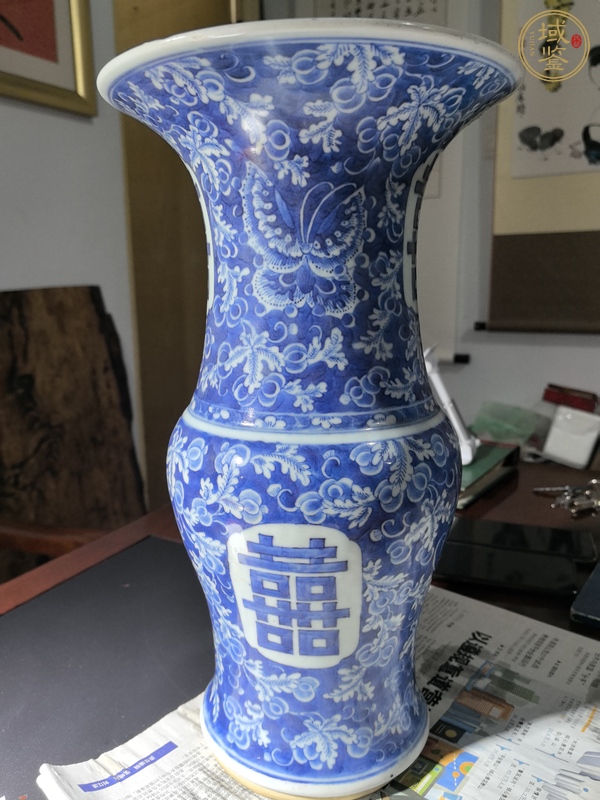 古玩陶瓷青花瓜蝶連綿開光喜字紋鳳尾尊真品鑒賞圖