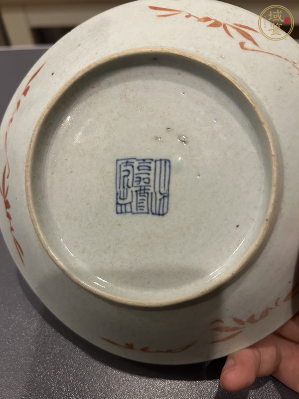 古玩陶瓷蘋果綠軋道粉彩花卉紋盤真品鑒賞圖