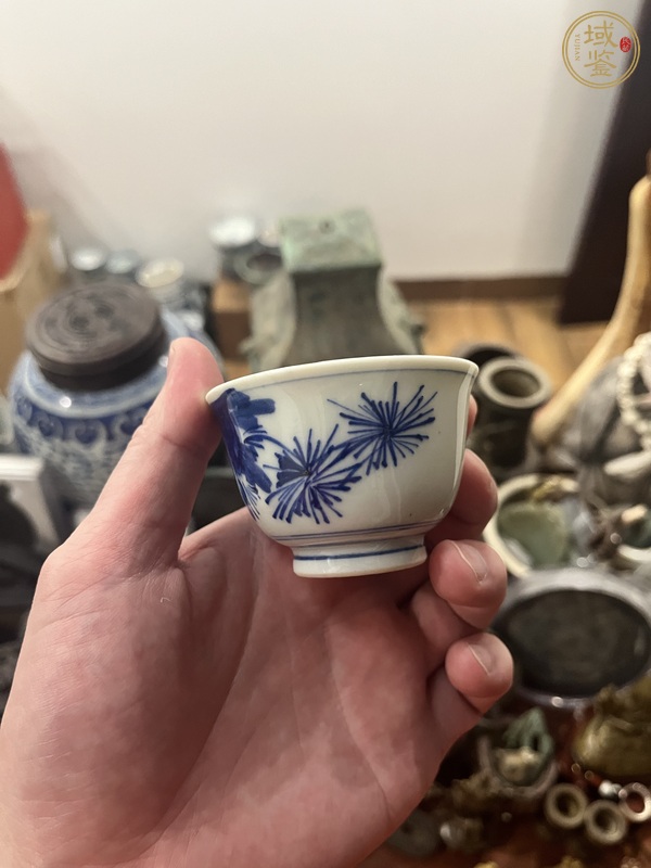 古玩陶瓷花卉紋青花杯真品鑒賞圖