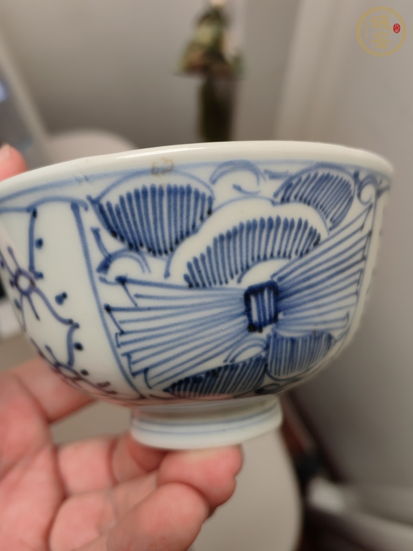 古玩陶瓷日本明治青花淡描花卉紋茶碗真品鑒賞圖