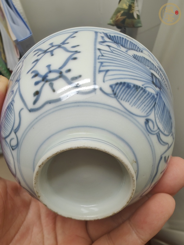 古玩陶瓷日本明治青花淡描花卉紋茶碗真品鑒賞圖