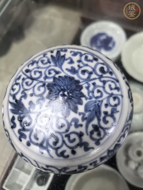 古玩陶瓷花卉紋蓋盒真品鑒賞圖