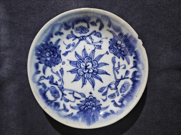 古玩轉(zhuǎn)賣清中期青花盤拍賣，當(dāng)前價格1881元