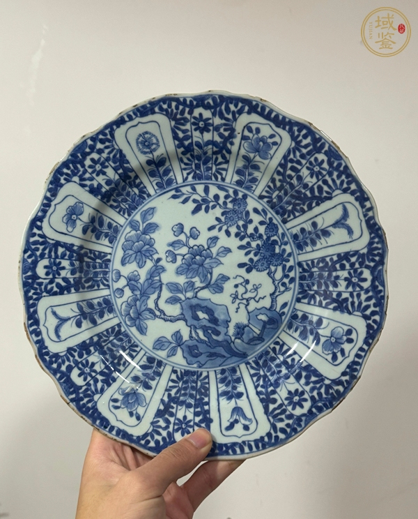 古玩陶瓷花卉紋青花盤真品鑒賞圖