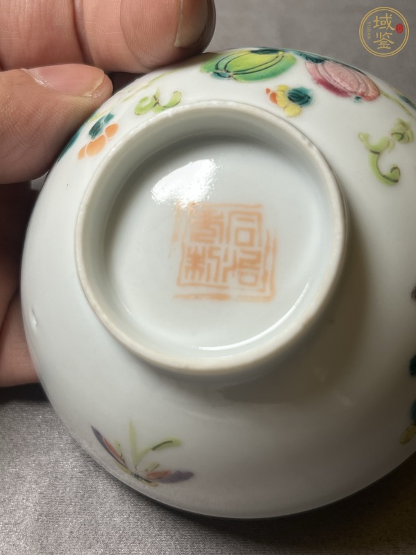 古玩陶瓷同治細路粉彩瓜蝶紋茶圓真品鑒賞圖