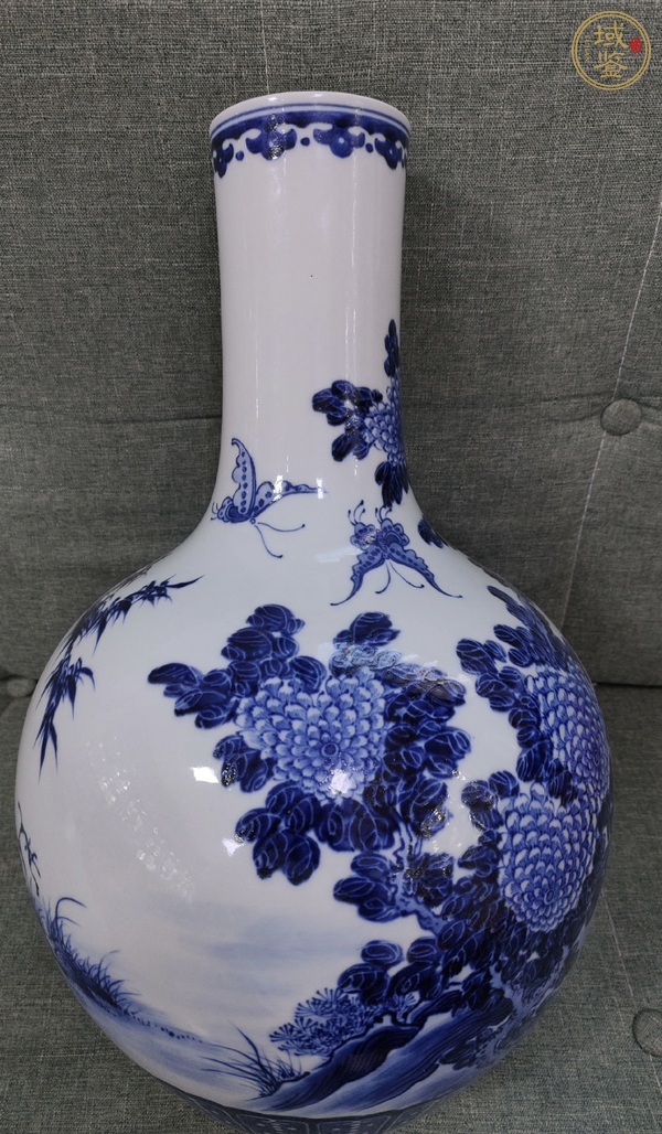 古玩陶瓷花鳥蝶紋青花天球瓶真品鑒賞圖