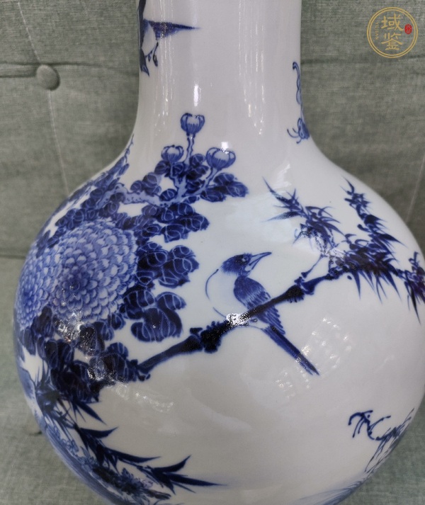 古玩陶瓷花鳥蝶紋青花天球瓶真品鑒賞圖