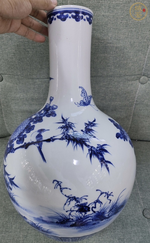 古玩陶瓷花鳥蝶紋青花天球瓶真品鑒賞圖