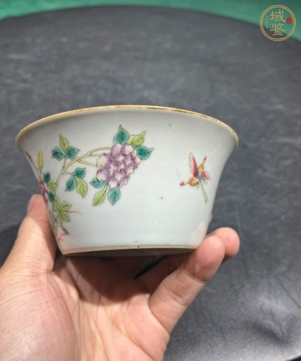 古玩陶瓷花蝶紋粉彩馬蹄杯真品鑒賞圖