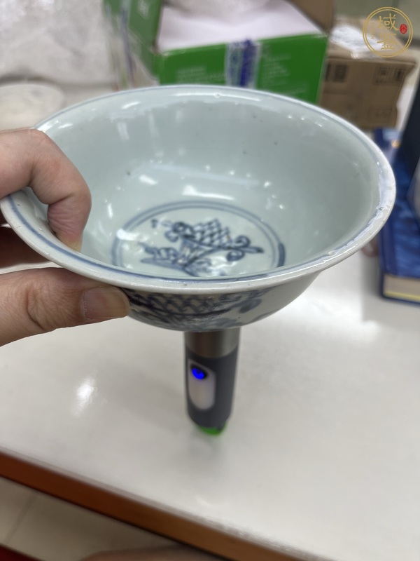 古玩陶瓷青花花卉紋茶碗真品鑒賞圖