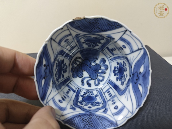 古玩陶瓷明萬歷青花博古圖花口杯真品鑒賞圖