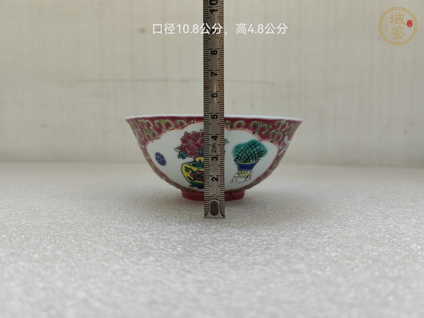 古玩陶瓷胭脂紅粉彩開光花卉紋茶碗真品鑒賞圖