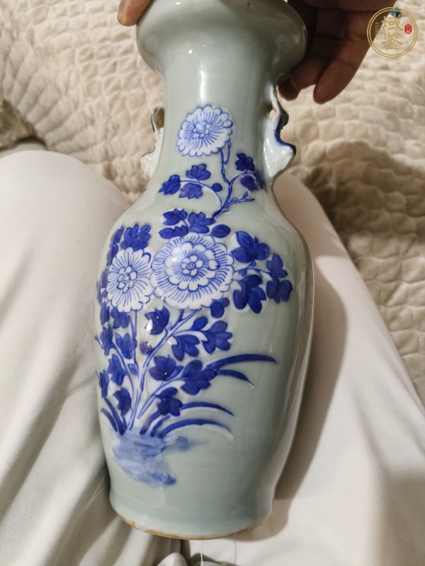 古玩陶瓷豆青釉青花瓶真品鑒賞圖