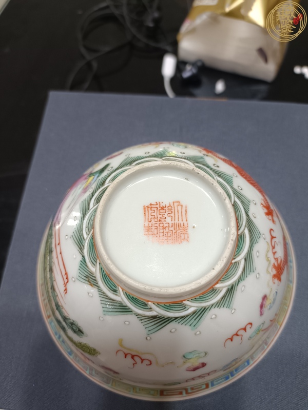 古玩陶瓷粉彩龍鳳紋茶碗真品鑒賞圖