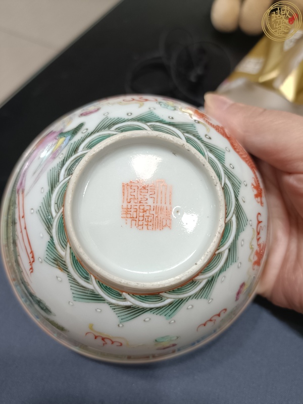 古玩陶瓷粉彩龍鳳紋茶碗真品鑒賞圖