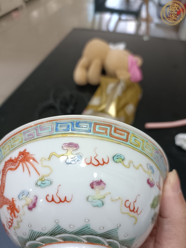 古玩陶瓷粉彩龍鳳紋茶碗真品鑒賞圖