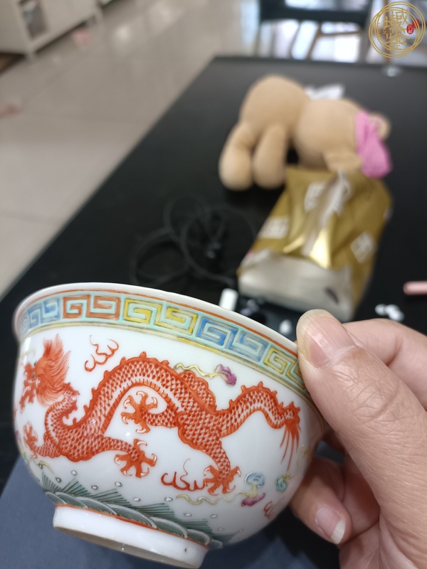 古玩陶瓷粉彩龍鳳紋茶碗真品鑒賞圖