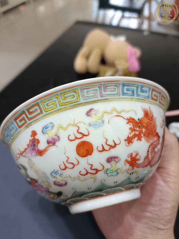 古玩陶瓷粉彩龍鳳紋茶碗真品鑒賞圖