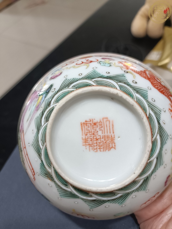 古玩陶瓷粉彩龍鳳紋茶碗真品鑒賞圖