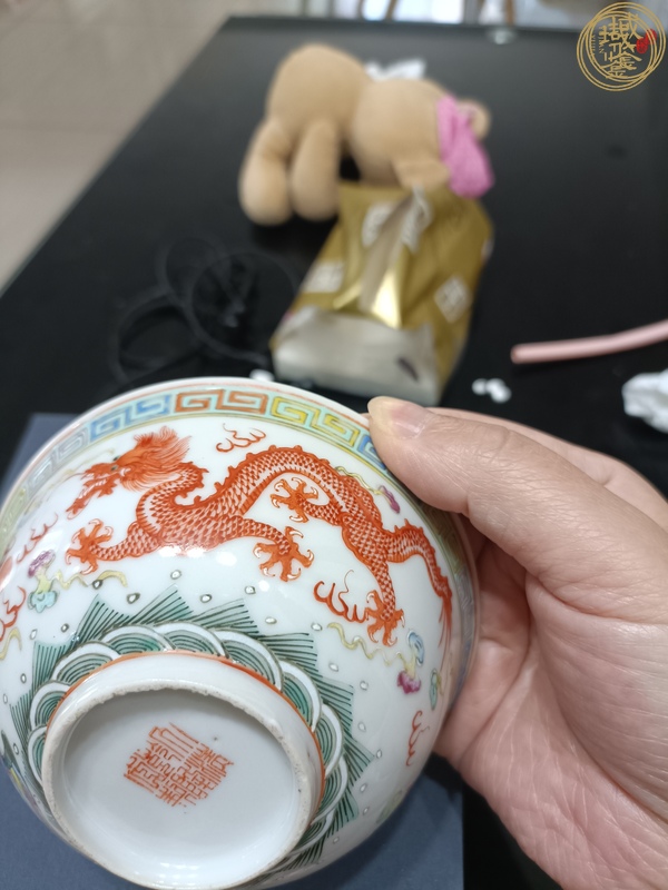 古玩陶瓷粉彩龍鳳紋茶碗真品鑒賞圖