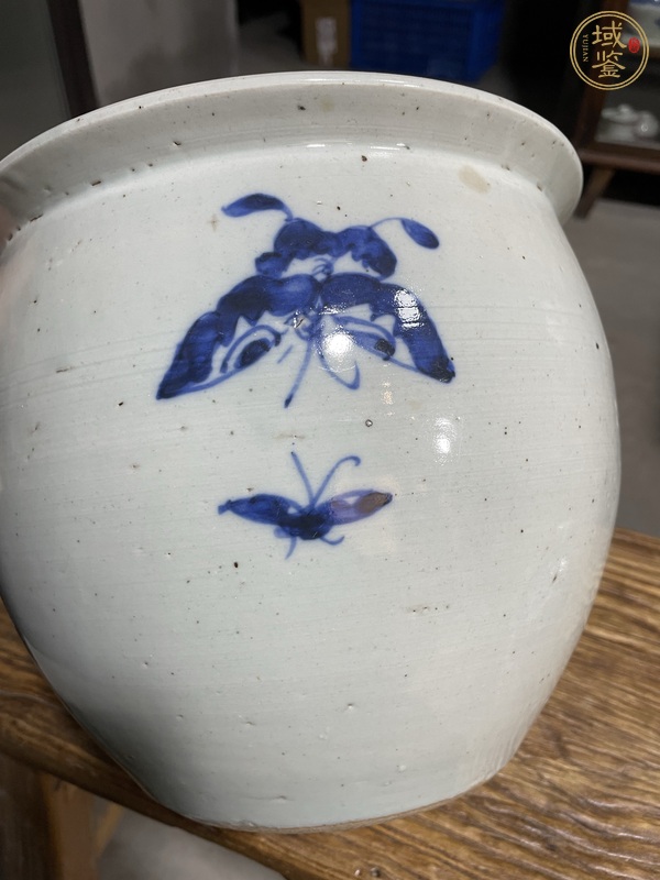 古玩陶瓷花蝶紋青花缸真品鑒賞圖