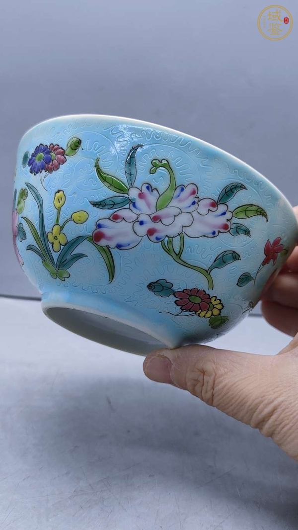 古玩陶瓷花蝶紋粉彩碗真品鑒賞圖