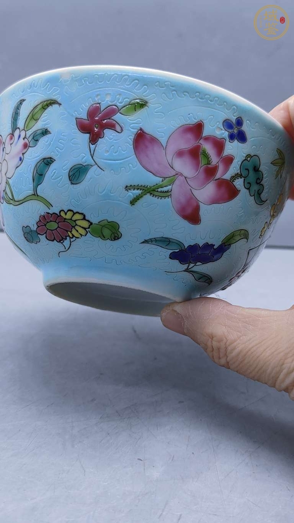 古玩陶瓷花蝶紋粉彩碗真品鑒賞圖