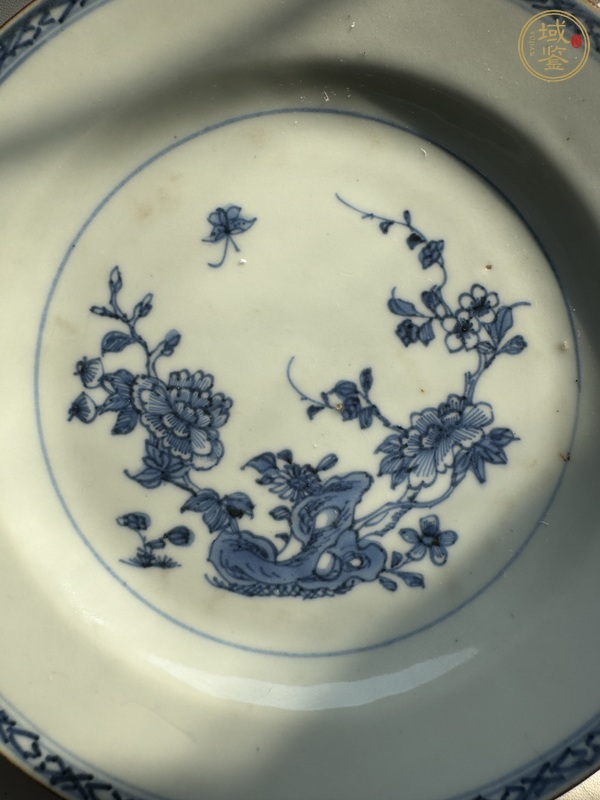 古玩陶瓷青花洞石花蝶紋折沿盤真品鑒賞圖