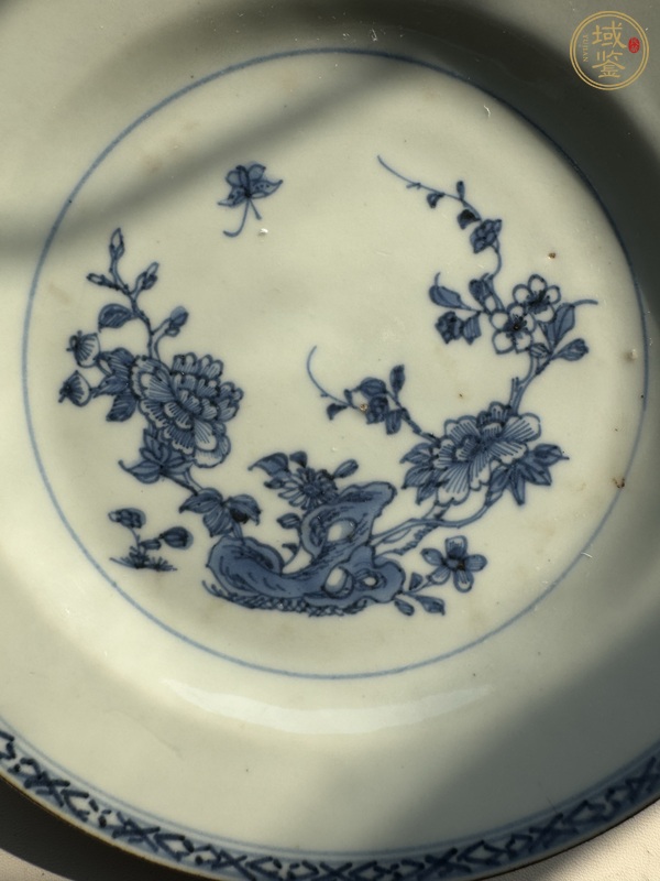 古玩陶瓷青花洞石花蝶紋折沿盤真品鑒賞圖