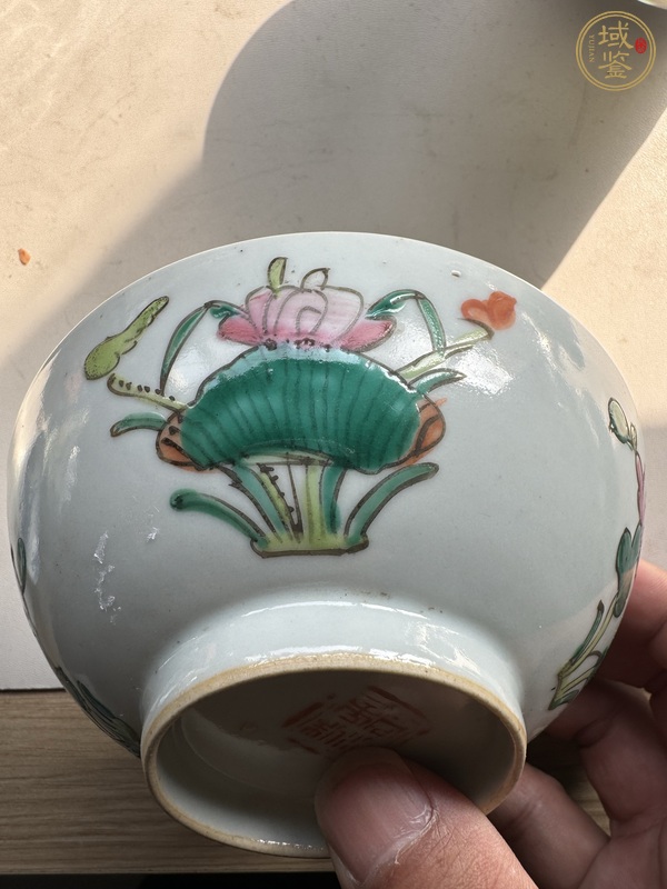 古玩陶瓷粉彩花卉紋茶碗真品鑒賞圖