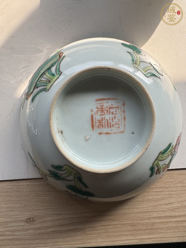 古玩陶瓷粉彩花卉紋茶碗真品鑒賞圖