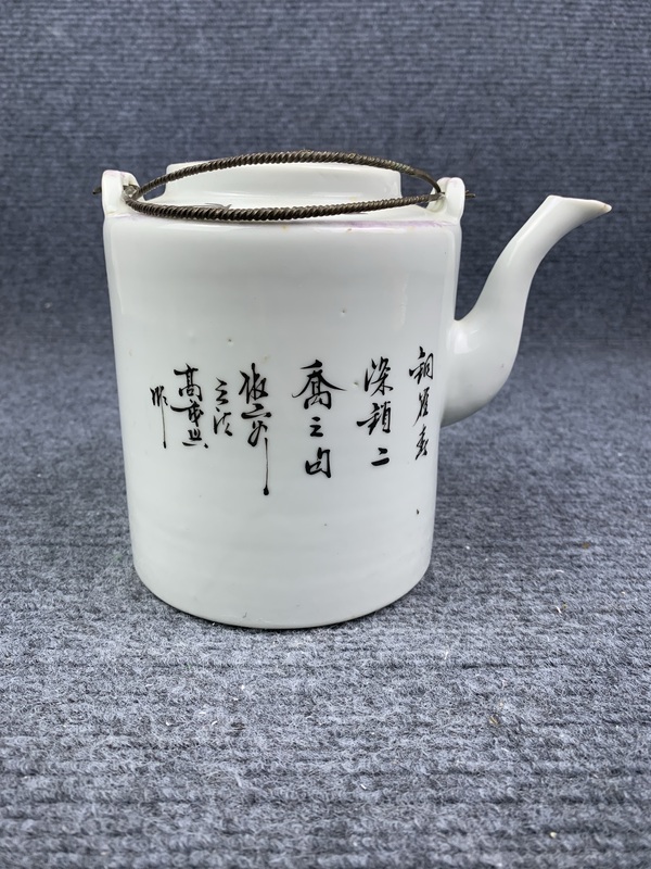 古玩陶瓷粉彩人物提梁壺拍賣(mài)，當(dāng)前價(jià)格1288元