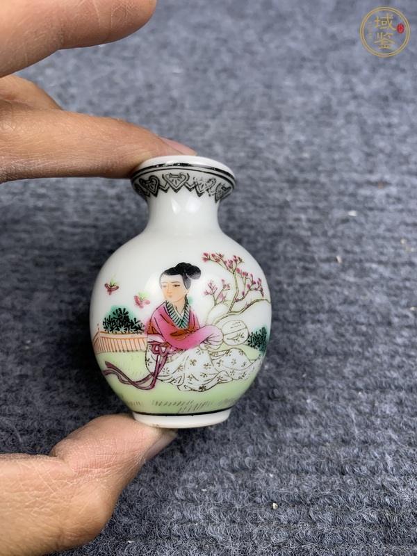 古玩陶瓷桃花美女小賞瓶真品鑒賞圖