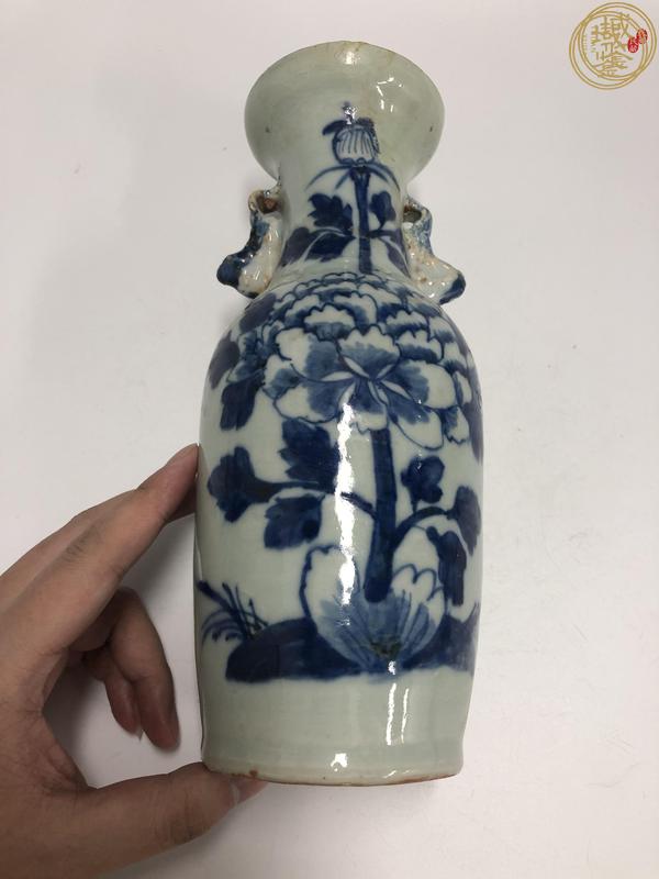 古玩陶瓷豆青釉青花牡丹花紋雙耳瓶真品鑒賞圖