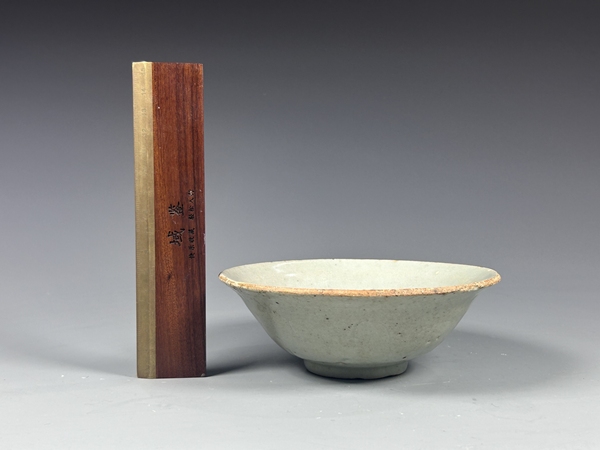 古玩陶瓷元青白釉暗刻蓮瓣紋碗拍賣,當前價格2000元