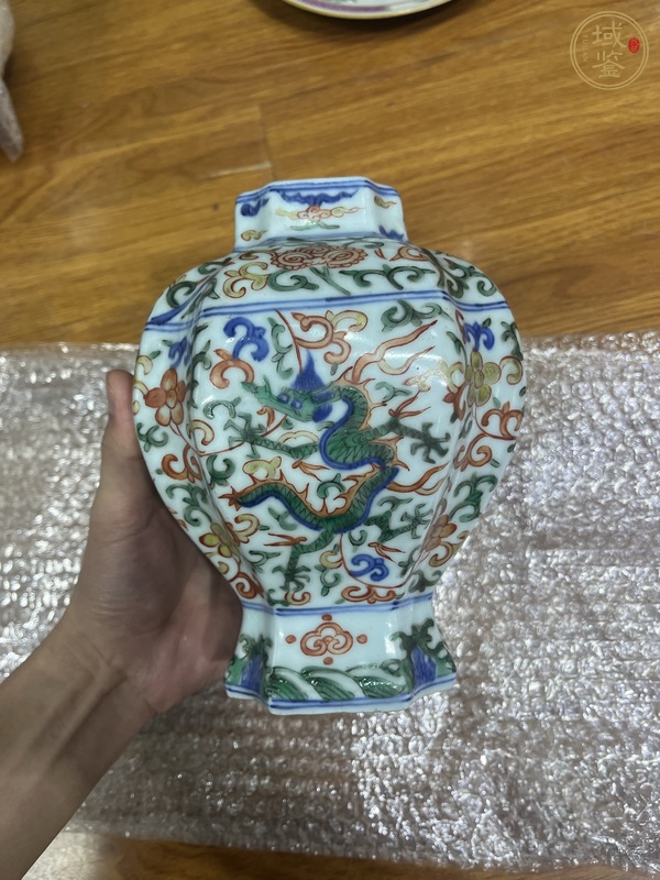 古玩陶瓷清晚期青花五彩龍穿花四方倭角罐真品鑒賞圖