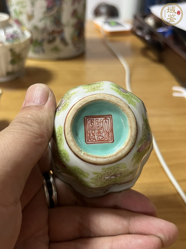 古玩陶瓷粉彩蝴蝶紋海棠杯真品鑒賞圖