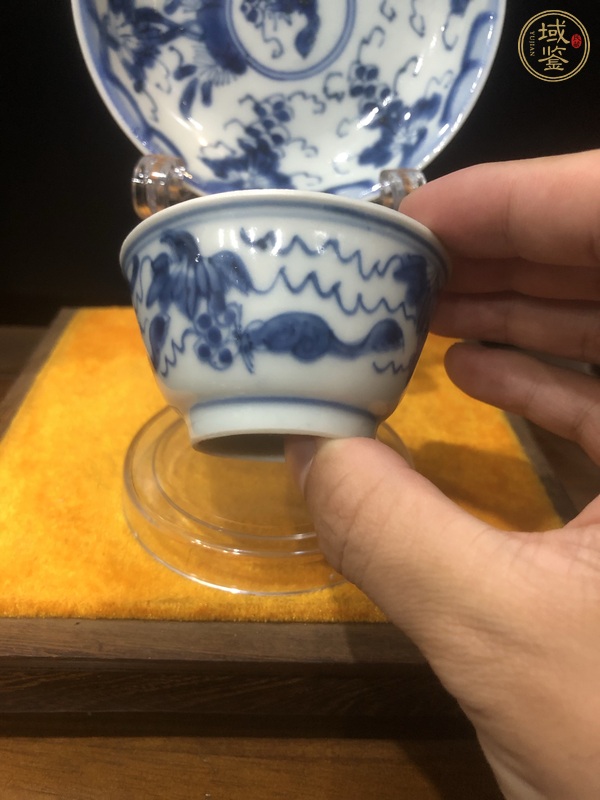 古玩陶瓷松鼠葡萄紋青花杯盤真品鑒賞圖