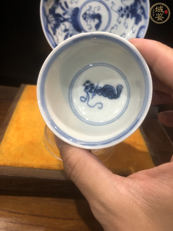 古玩陶瓷松鼠葡萄紋青花杯盤真品鑒賞圖