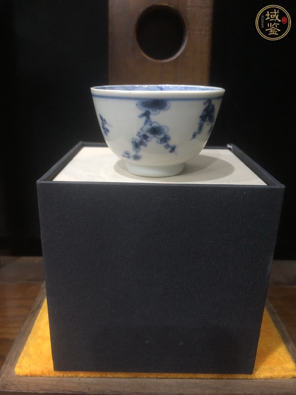 古玩陶瓷梅紋青花杯真品鑒賞圖