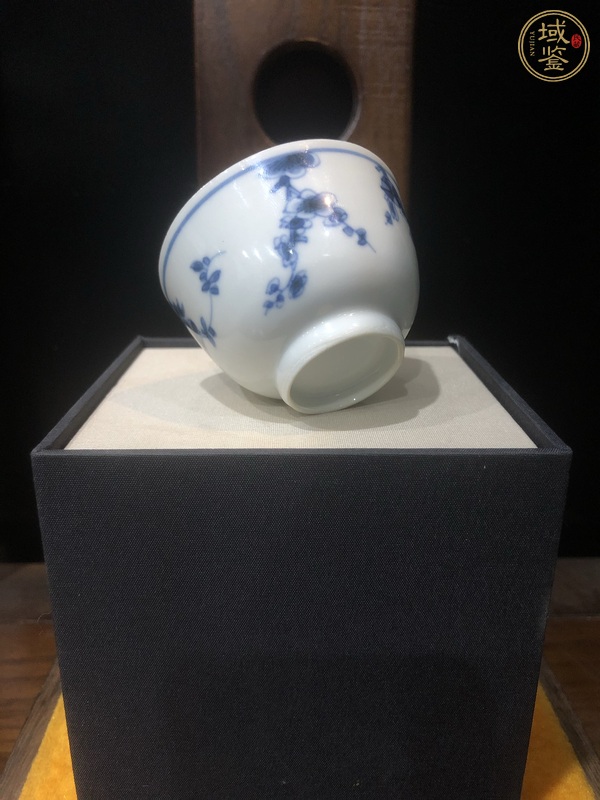 古玩陶瓷梅紋青花杯真品鑒賞圖