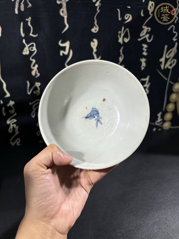 古玩陶瓷青花游魚(yú)刻海水紋茶碗真品鑒賞圖