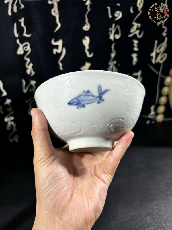 古玩陶瓷青花游魚(yú)刻海水紋茶碗真品鑒賞圖