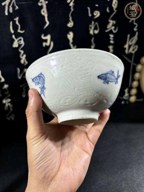 古玩陶瓷青花游魚(yú)刻海水紋茶碗真品鑒賞圖