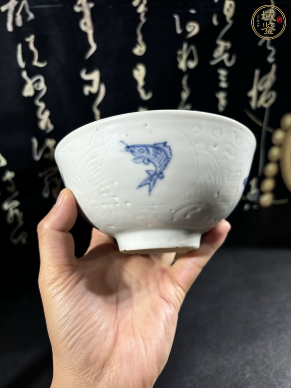 古玩陶瓷青花游魚(yú)刻海水紋茶碗真品鑒賞圖