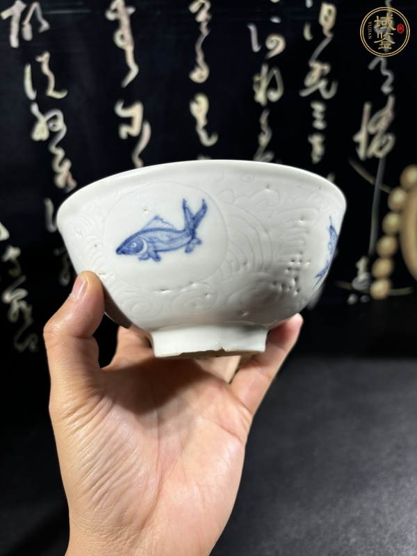 古玩陶瓷青花游魚刻海水紋茶碗真品鑒賞圖